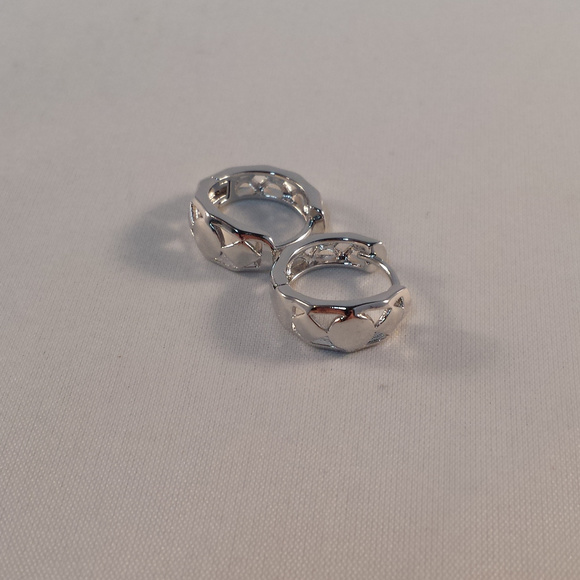 18K White Gold Carved Huggie Hoop Earrings 15mm - Picture 3 of 4